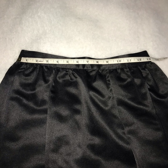 Adorable Michael Kors Size 4 Black mini skirt - Picture 4 of 6
